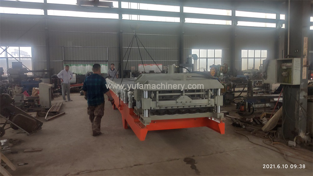 Export new design glazed tile roll forming machine to Tajikistan