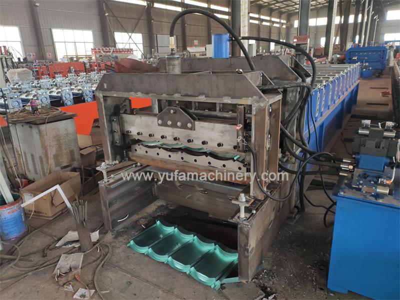 Indonesia 800 Glazed tile roll forming machine is finished